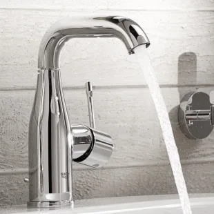 Смеситель однорычажный для раковины GROHE Essence New  DN 15 M-Size 23463001
