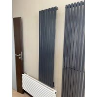 Вертикальний радіатор Betatherm  Blende 1 H-1400 мм, L-394 мм (графітовий сірий) B2V 2160/07 7024M 99
