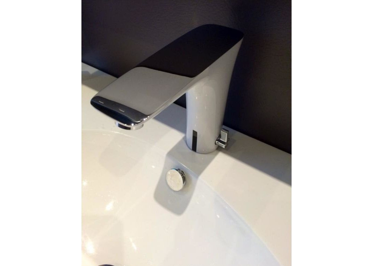 Електронний змішувач для раковини Hansgrohe PuraVida White-Chrome 15170400