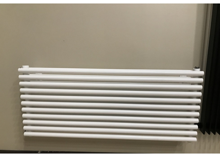 Дизайнерський горизонтальний радіатор Betatherm Praktikum 2 H-425 мм, L-1400 мм (білий/чорний)