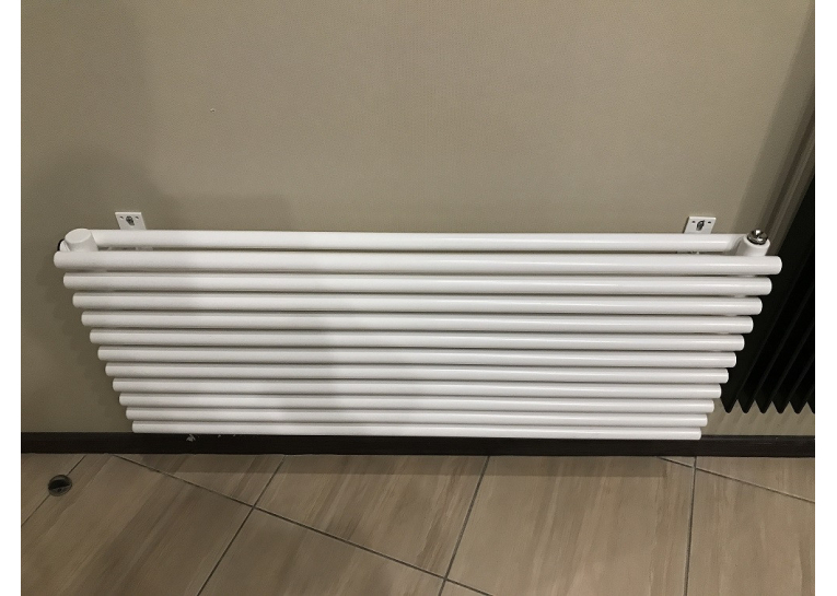 Дизайнерський горизонтальний радіатор Betatherm Praktikum 2 H-425 мм, L-1400 мм (білий/чорний)