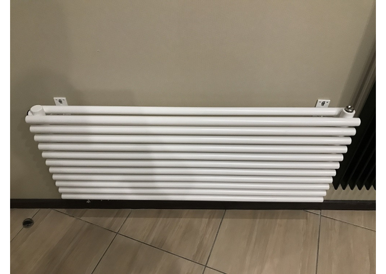Дизайнерський горизонтальний радіатор Betatherm Praktikum 2 H-425 мм, L-1400 мм (білий/чорний)